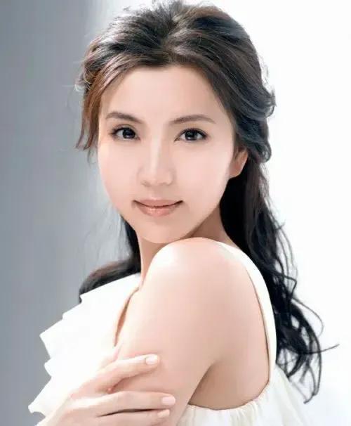 万人迷女神,魅力四溢，引领时尚潮流